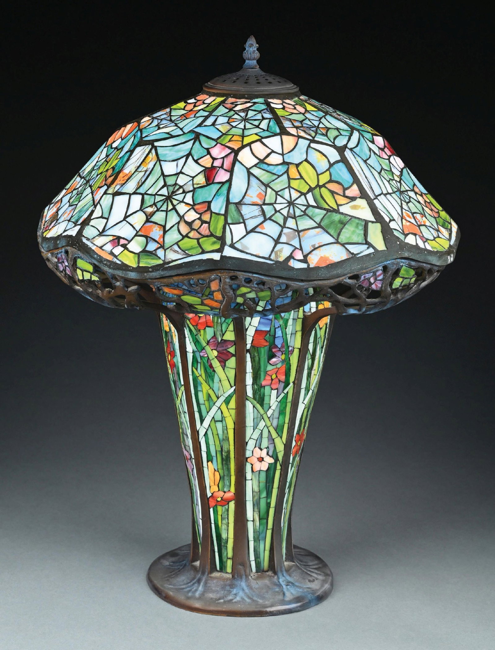 TIFFANY-STYLE COBWEB LEADED GLASS TABLE LAMP W/ BASE - 5