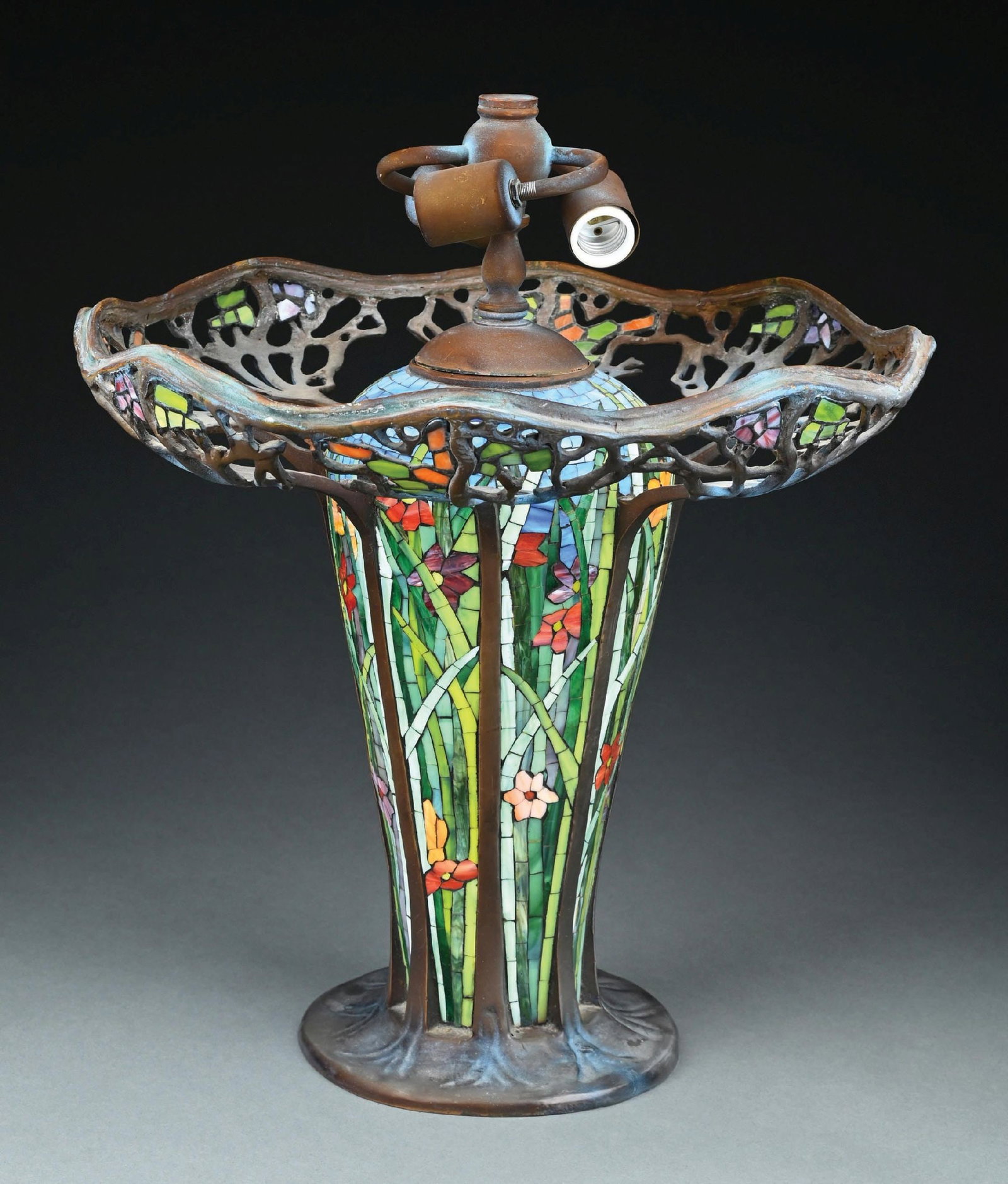 TIFFANY-STYLE COBWEB LEADED GLASS TABLE LAMP W/ BASE - 6