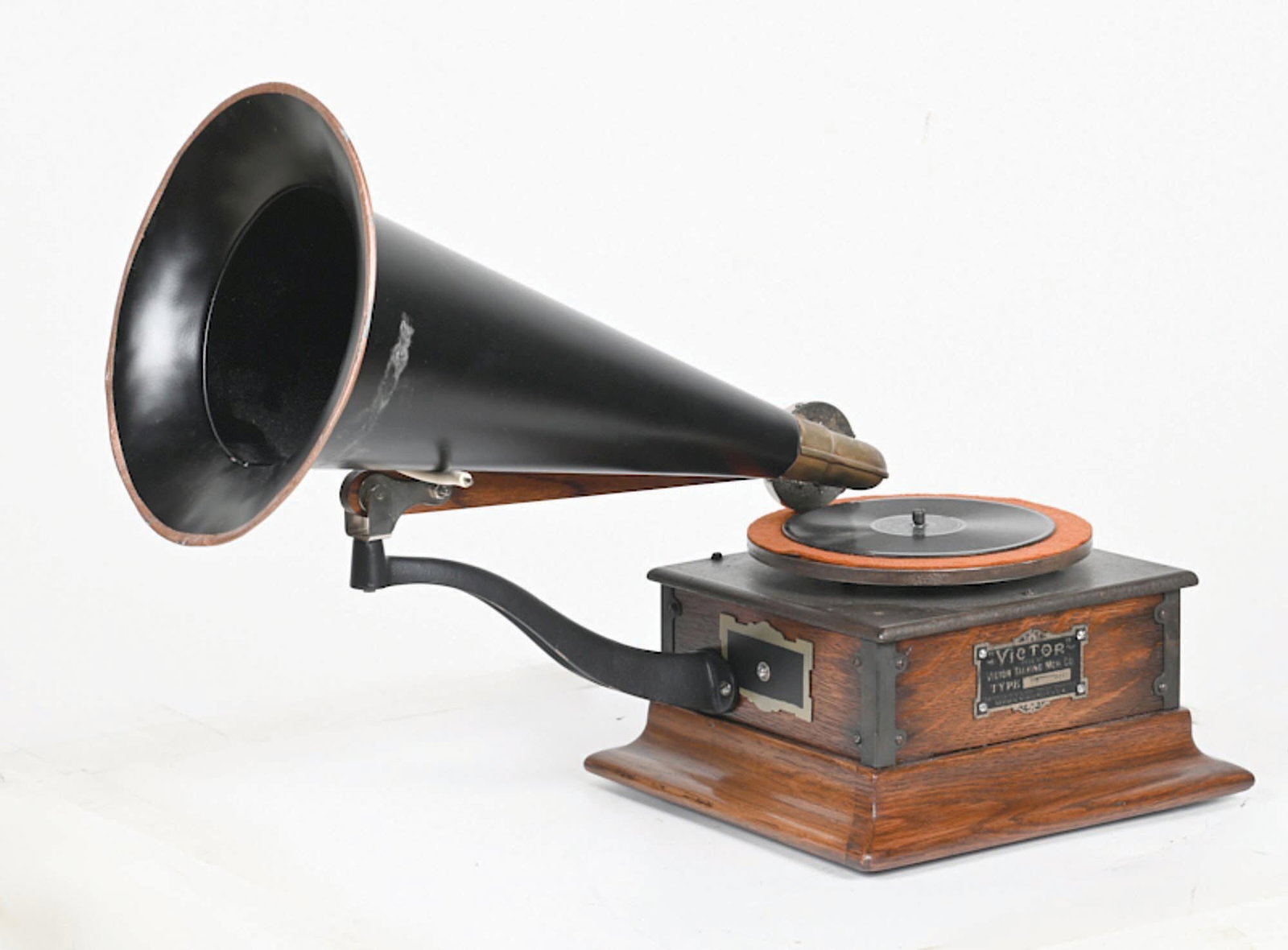 VICTOR TYPE R DISC PHONOGRAPH - 3