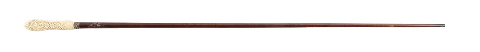 ANTIQUE FINE CARVED CATTLE BONE HANDLE WITH HARDWOOD SHAFF WALKING STICK (1 of 5)