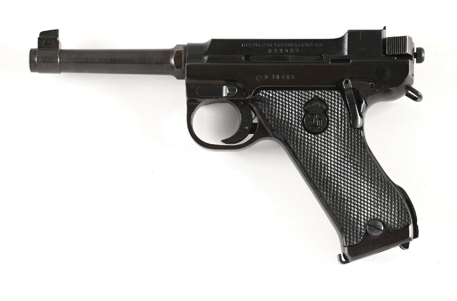 (C) DANISH POLICE HUSQVARNA M40 LAHTI SEMI-AUTOMATIC PISTOL.: Made in Sweden and first produced in 1940 with production moving to Husqvarna in March of 1941. The Danish police ordered 10,000 pistols in 1946 from Husqvarna, which have a D prefix in the serial num