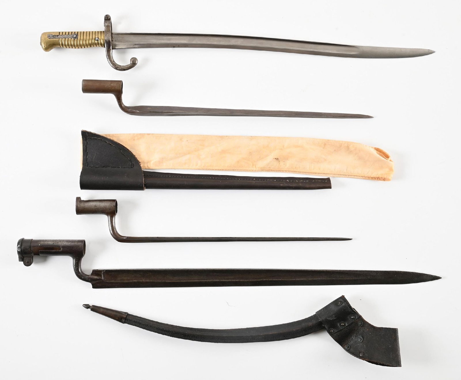 LOT OF 5: SOCKET AND SABER BAYONETS. (1 of 2)