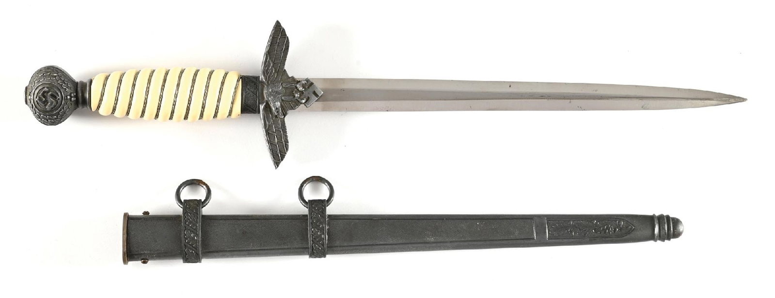 GERMAN WWII SECOND MODEL LUFTWAFFE DAGGER. (1 of 2)