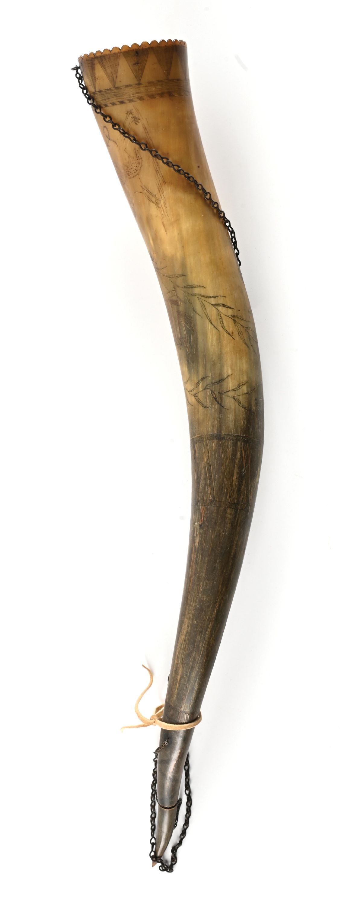 EARLY LARGE CARVED NAVAL THEME ARTILLERY POWDER HORN. (1 of 2)