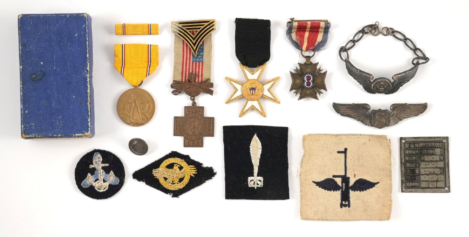 LOT OF MISCELLANEOUS US INSIGNIA.: Lot consists of various pieces of US military insignia including including World War II wings and veteran medals. There is also a Japanese specification plate. All exhibit varying degrees of wear and 