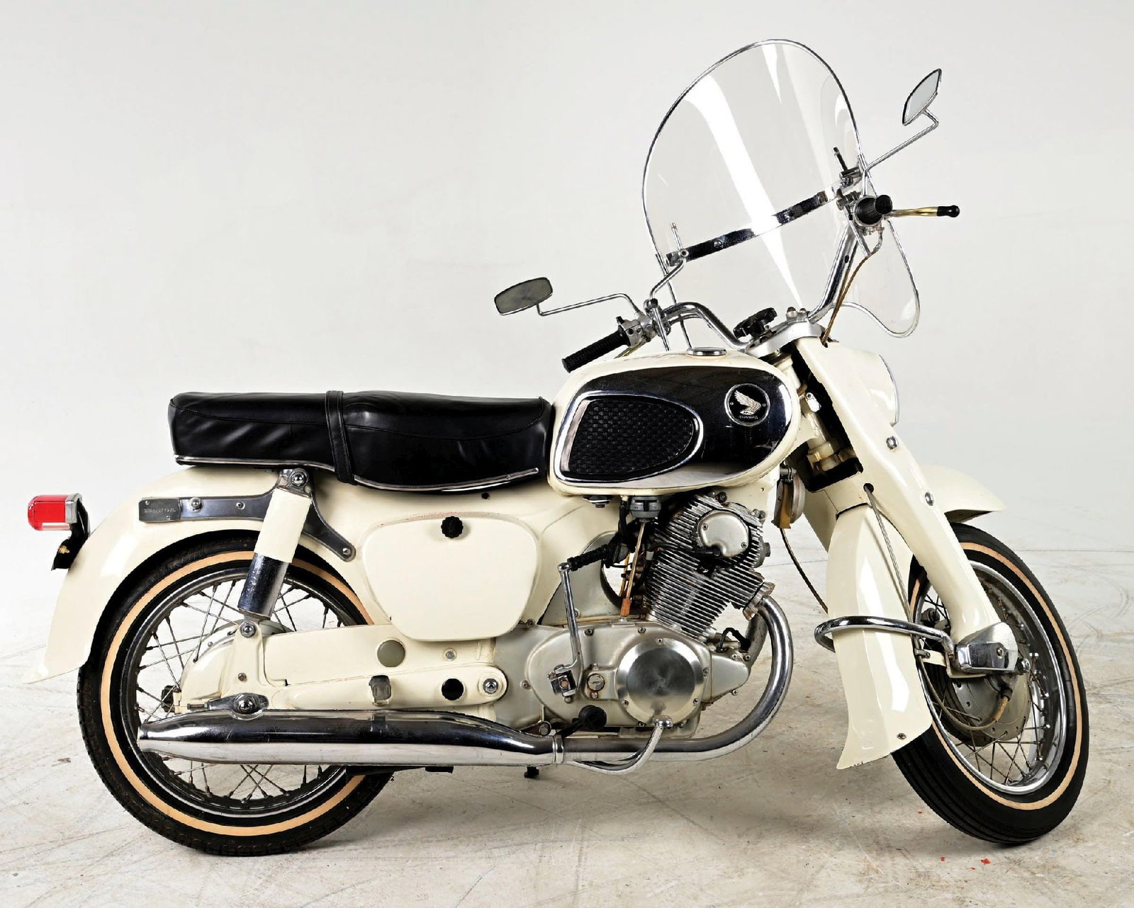 1960S HONDA DREAM CA 77E 305 CC MOTORCYCLE (1 of 8)