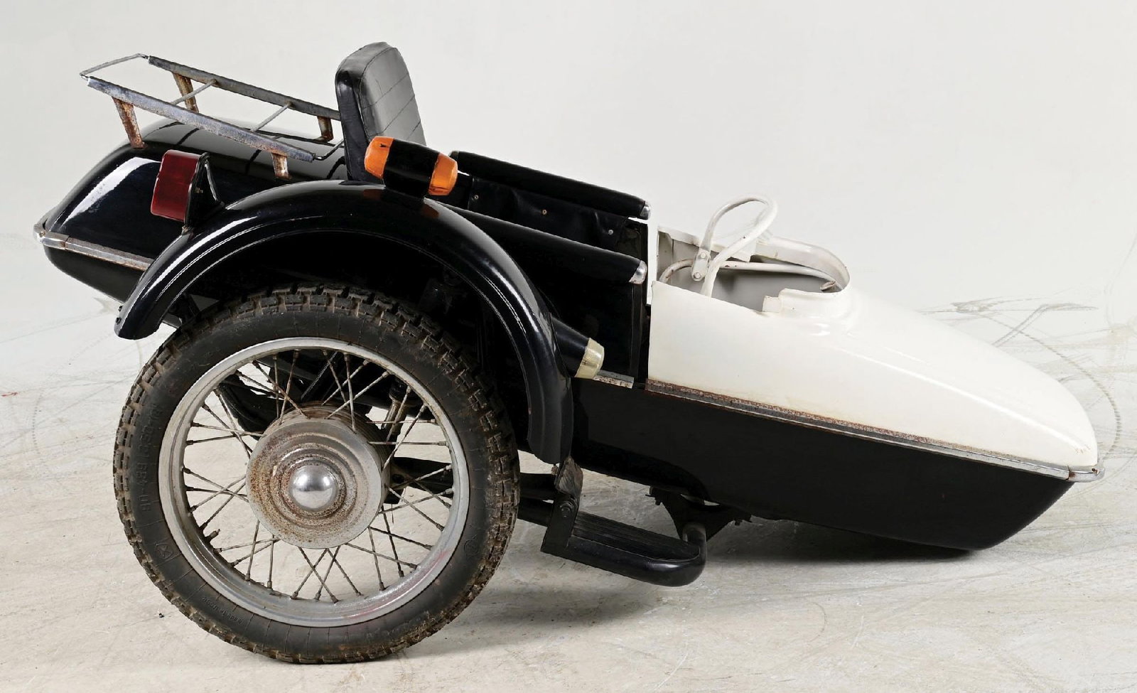 MID 1980S VELOREX SIDECAR FOR BMW MOTORCYCLE: CONDITION: Sidecar appears to have never been mounted to a motorcycle, but it is believed to be able to mount up to a BMW R-series motorcycles. Sidecar is excellent condition, with only scuffs and