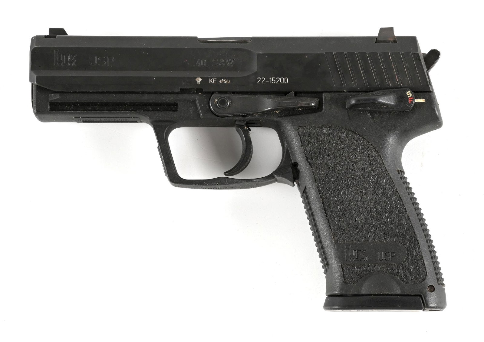 (M) HECKLER & KOCH USP .40 SEMI-AUTOMATIC PISTOL.: Manufactured in Germany in 1994, the second year of production. As standard with 3-dot sights, matte finished slide, and textured polymer frame. Includes an unnumbered factory case with manual. CONDIT