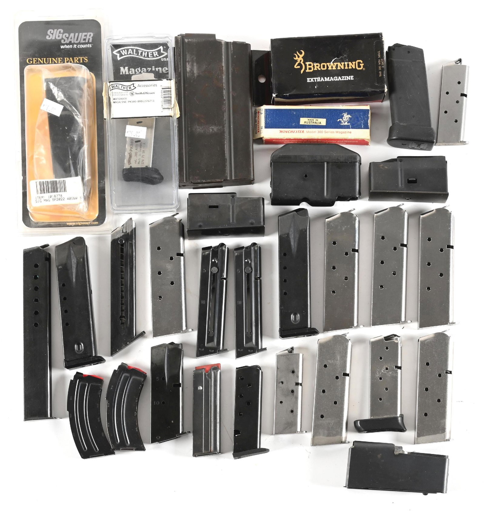 LARGE LOT OF (30) MOSTLY HANDGUN MAGAZINES. (1 of 1)