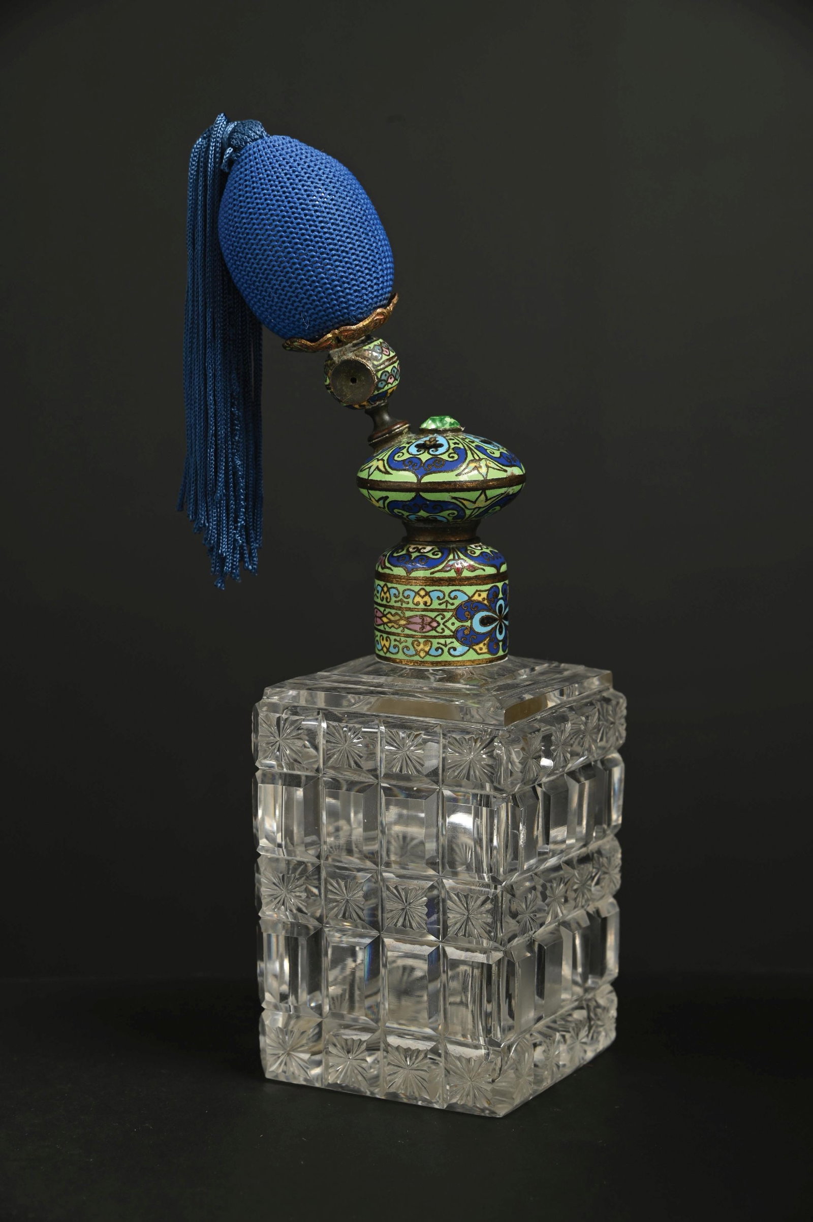 CLEAR GLASS PERFUME BOTTLE WITH DECORATIVE LID (1 of 4)