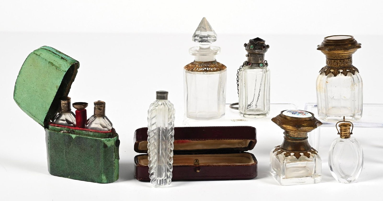 LARGE LOT OF CLEAR PERFUME BOTTLES (1 of 2)