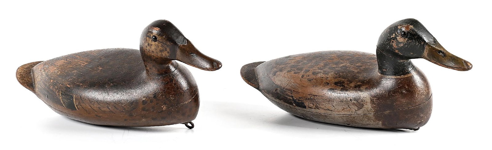 A PAIR OF VINTAGE WOODEN DUCK DECOYS (1 of 2)