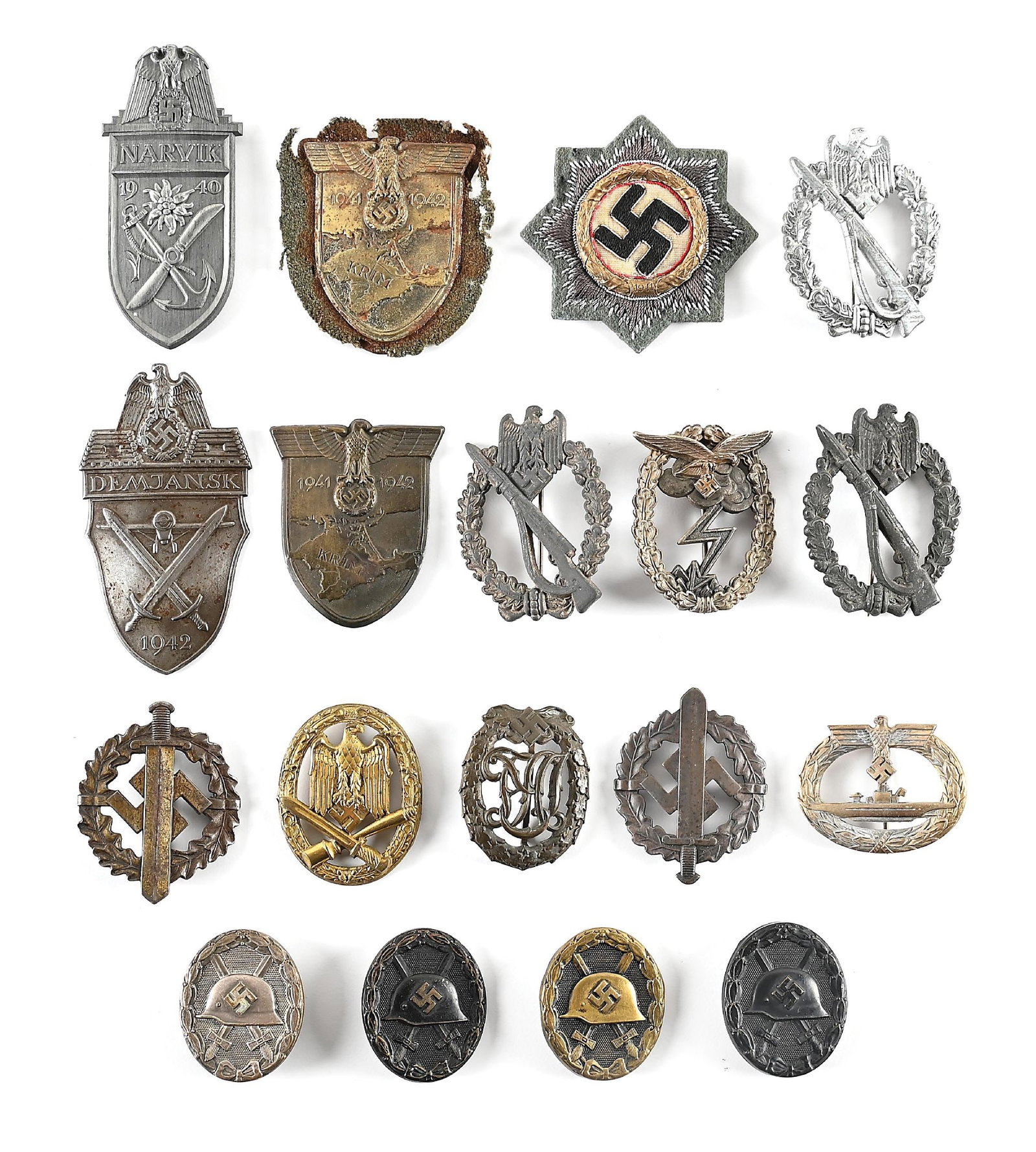 LOT OF GERMAN WWII BADGES AND AWARDS. (1 of 2)