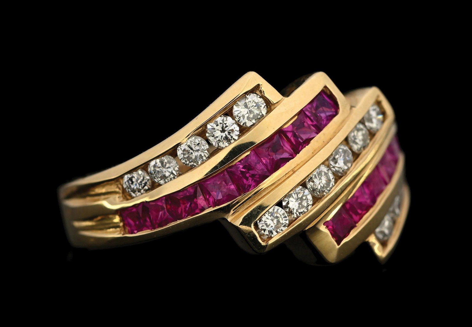 14K YELLOW GOLD RUBY & DIAMOND RING W/REPORT: 14k yellow gold ruby (0.85ct) and diamond (0.40ctw) ring accompanied by an original GGA appraisal report with an ERRV of $6,730.00. (See additional website images for report specifications). Ring size
