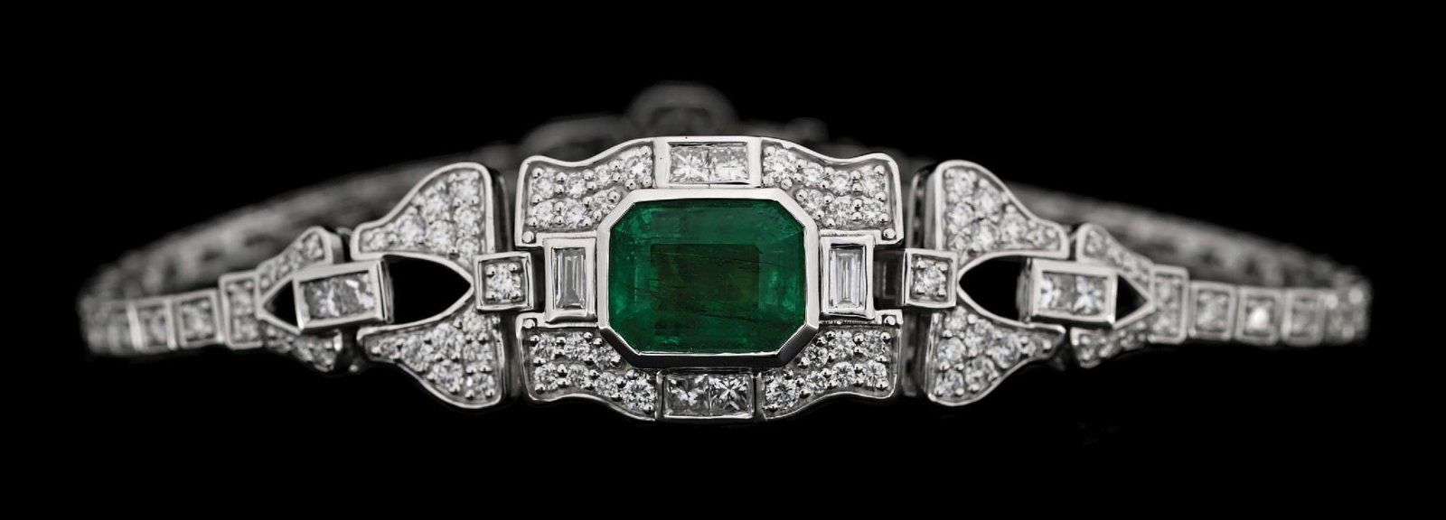 PLATINUM 4CT EMERALD & DIAMOND BRACELET W/REPORT: Platinum emerald (4.02ct) and diamond (2.93ctw) bracelet accompanied by an original GGA appraisal report with an ERRV of $59,470.00. (See additional website images for report specifications). Length m