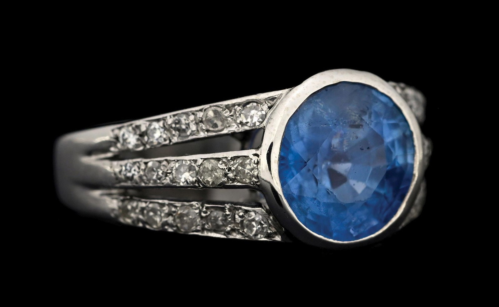 14K WHITE GOLD CEYLON SAPPHIRE & DIAMOND RING W/GIA REPORT: 14k white gold Ceylon sapphire (3.52ct) and diamond (0.60ctw) ring accompanied by an original GIA sapphire origin report and a GGA appraisal report with an ERRV of $25,390.00. (See additional website 
