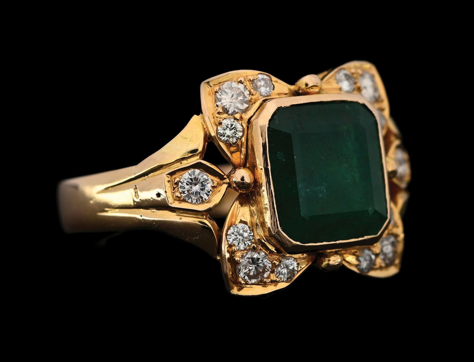 18K YELLOW GOLD EMERALD & DIAMOND RING: 18k yellow gold emerald and diamond ring consisting of 1 emerald cut emerald weighing 2.50cts and 14 round brilliant cut natural diamonds with a total weight of 0.45cts. Width at top measures 14mm. Fi