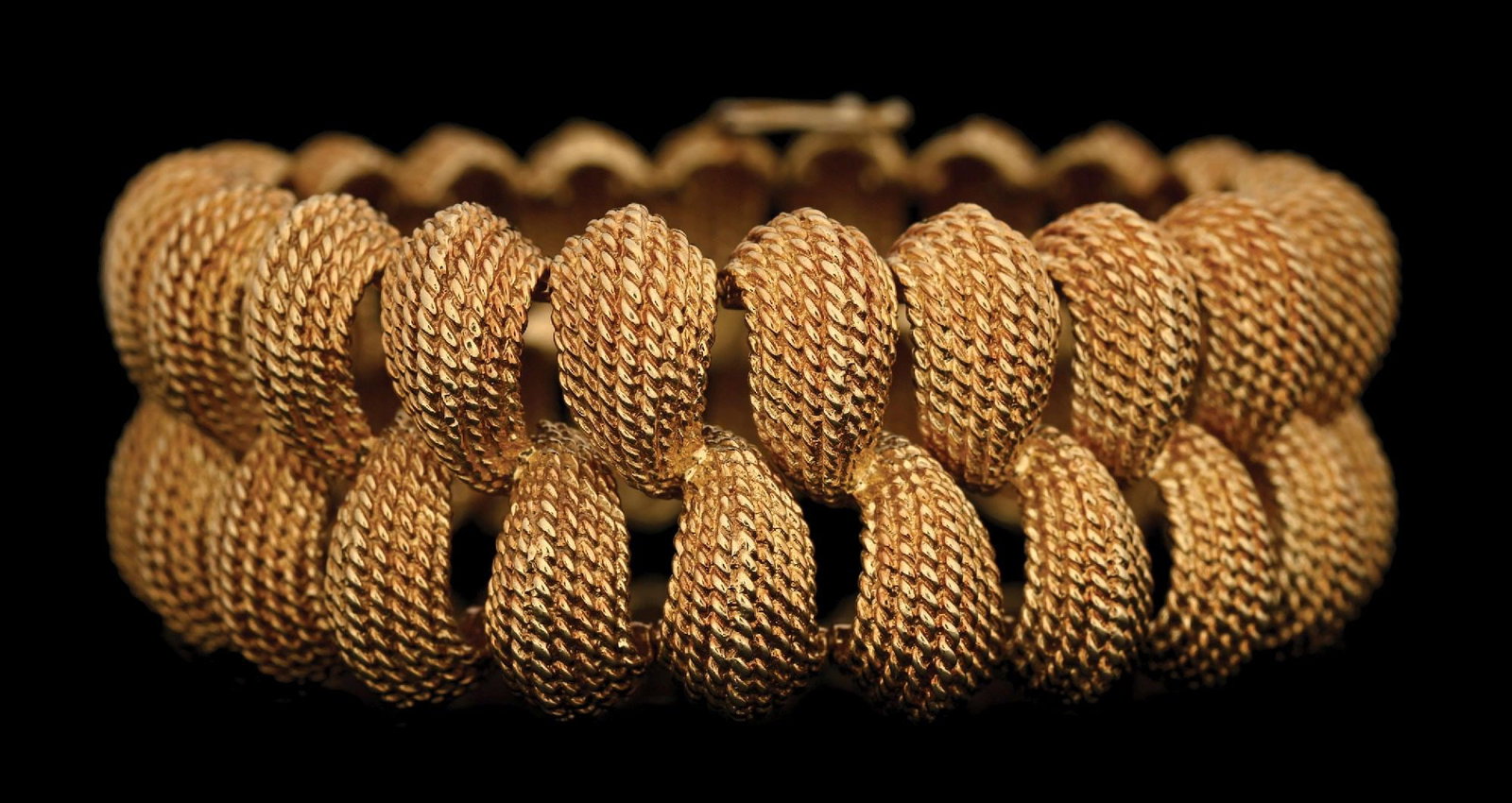DAVID WEBB 18K YELLOW GOLD FLEXIBLE BRACELET: 18k yellow gold David Webb designer link bracelet. Length (interior circumference) measures 7-1/4". Width measures 25mm. Gross weight is 104.5 grams. Marked "WEBB" & "18K". Condition: (Excellent).