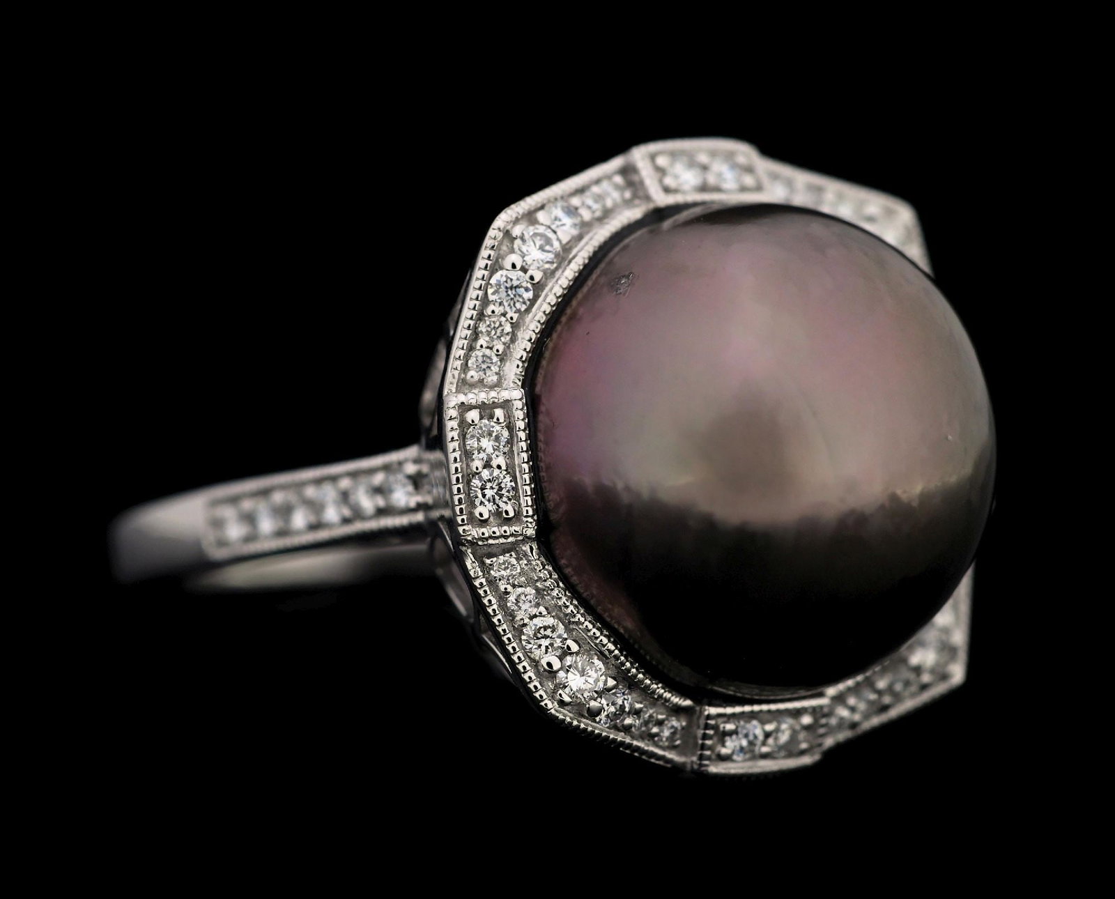 PLATINUM SOUTH SEA PEARL & DIAMOND RING W/REPORT: Platinum south sea pearl (13.7-13.9mm) and diamond (0.31ctw) ring accompanied by an original GGA appraisal report with an ERRV of $8,870.00. (See additional website images for report specifications).
