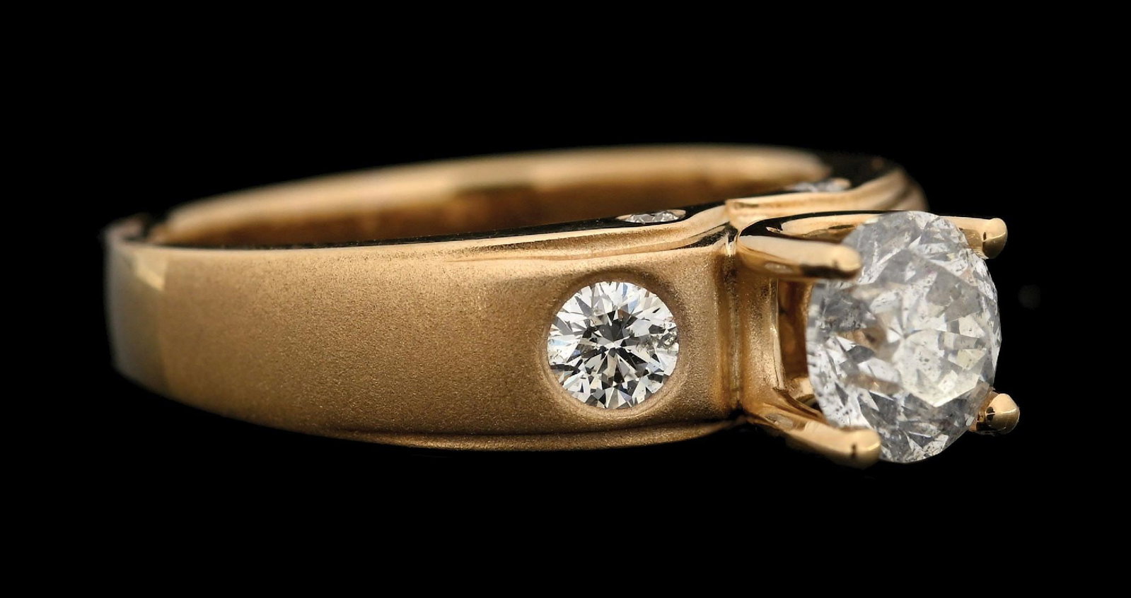 18K YELLOW GOLD 1.21CT TW DIAMOND ENGAGEMENT RING W/REPORT: 18k yellow gold diamond (0.91ct center, 0.30ctw sides) engagement ring accompanied by an original AIGL appraisal report with an ERRV of $11,147.00. (See additional website images for report specificat