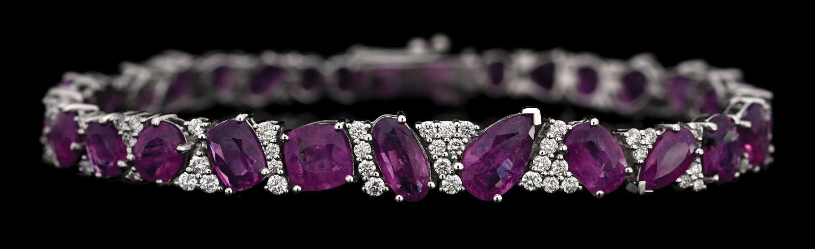 PLATINUM KASHMIR SAPPHIRE & DIAMOND BRACELET W/GIA REPORT: Platinum Kashmir sapphire (18.77ctw) and diamond (1.18ctw) bracelet accompanied by an original GIA sapphire origin report and a GGA appraisal report with an ERRV of $62,370.00. (See additional website