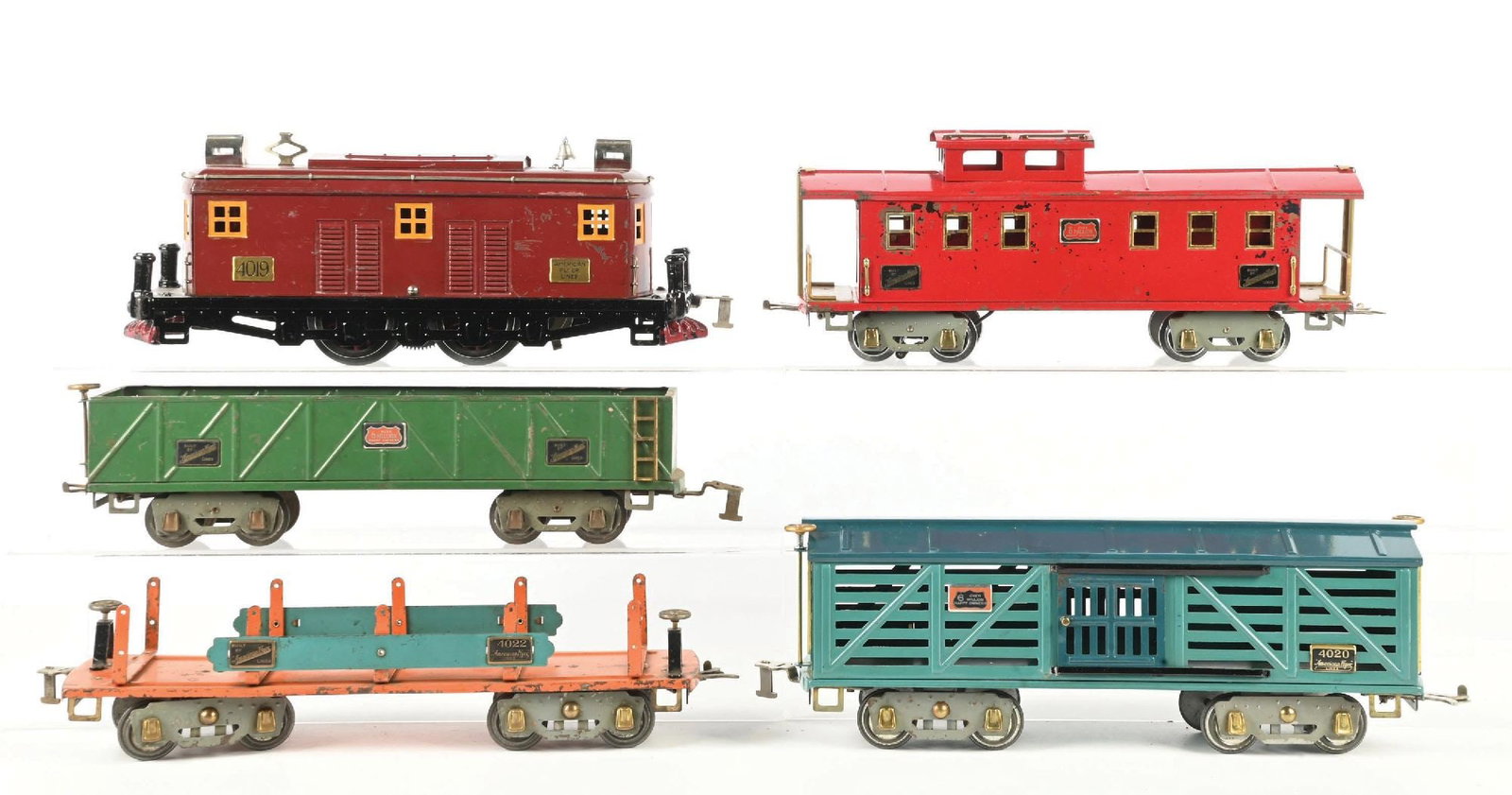 AMERICAN FLYER PREWAR STANDARD GAUGE NO. 4019 ELECTRIC LOCOMOTIVE WITH FOUR ASSORTED STD. GAUGE: Consists of the No. 4019 Electric locomotive which appears to be all original. The wheels turn freely and it is in good condition. Freight cars consist of the No. 4017 Gondola car, the No. 4022 Flat c
