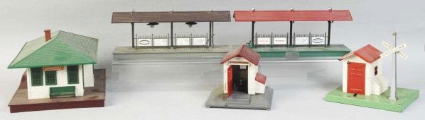 Lot of 5: Lionel Building Train Accessories.: Post-war. O27-guage. Includes one Lionelville Station, two station platforms, and two gatemen. Condition (Very Good).