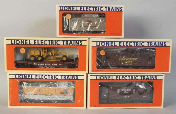 Lot of 5: Lionel Freight Train Cars.: Contemporary. Includes four cabooses and one flat car with road grader. Includes all original boxes. Condition (Near Mint).
