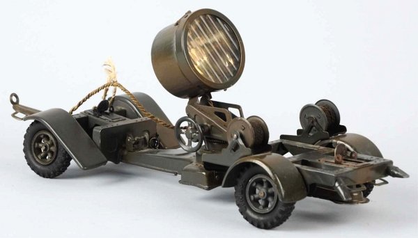 Lineol Tinplate Searchlight On Road Wheels.: Not tested. Mounted on two road carriages. Missing one link pin and the searchlight barrel has been repainted. Condition (Very Good - Excellent). Size 15" L.