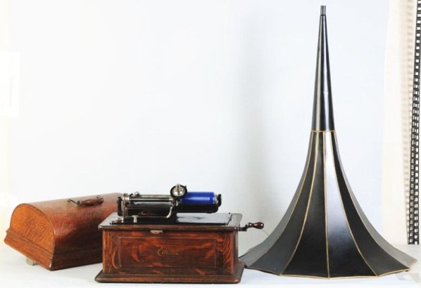 Edison D Triumph Cylinder Player.: Not working. H producer. Includes triumph horn. Frozen mandrel. Condition (Good). Size Phonograph: 18" W. Horn: 35" T.Phonograph: 18" W. Horn: 35" T.(Good).