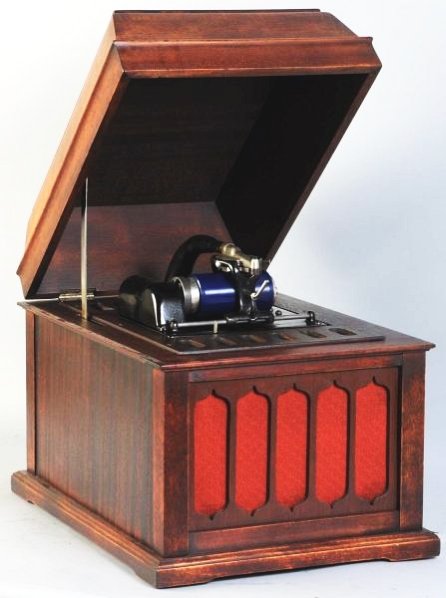 Edison Amberola 50 Cylinder Player.: Working. Made of mahogany. Condition (Good). Size 15 - 1/2" x 19 - 3/4" x 14 - 1/2".15 - 1/2" x 19 - 3/4" x 14 - 1/2".(Good).