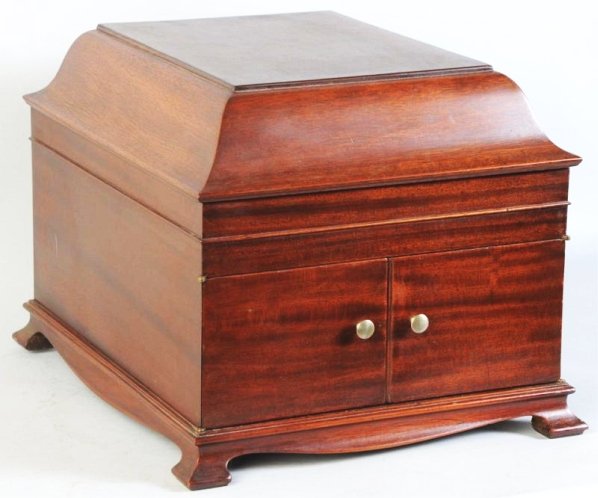 Tabletop Victor Victrola IX.: Working. Made of mahogany. Condition (Good). Size 14 - 1/2" x 16 - 3/4" x 20 - 1/2".14 - 1/2" x 16 - 3/4" x 20 - 1/2".(Good).