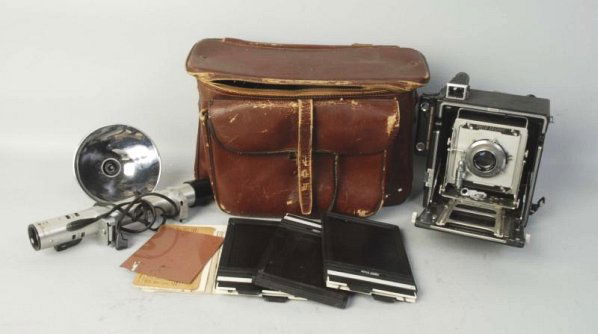 Graflex Speed Graphic 127mm Camera.: Comes in leather case. Condition (Excellent). Size 14" L.