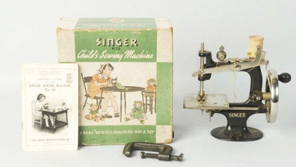 Child's Sewing Machine.: Singers child sewing machine. In box. No.20 Condition (Excellent). Size 7 - 1/2" T.
