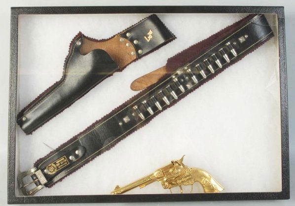 Roy Rogers Single Gun & Holster Set.: Gold gun is a classy prod gun which is not working properly. Holster is a scarce single set by Classy. Originally came with apache gun. Condition (Excellent). Size 8 - 1/2" L.