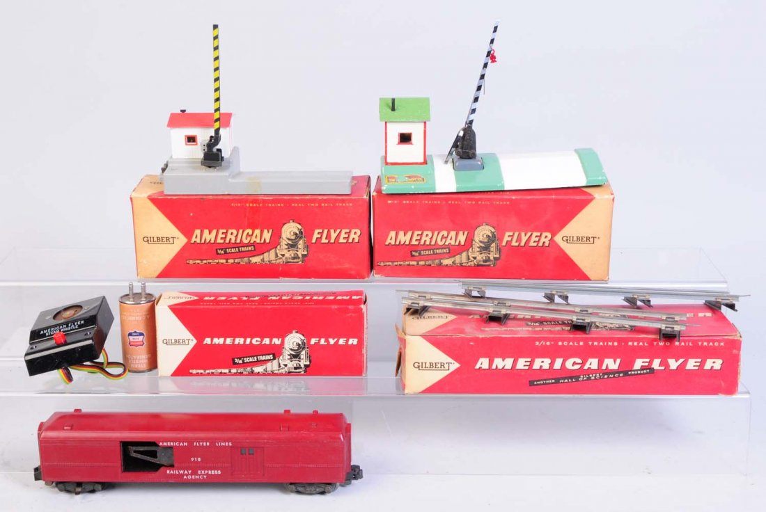 American Flyer No.918 & 4 Accessories.: No.918 operating baggage car. Complete and all original. Has some rust on the baggage arm otherwise excellent. No original box. No.23601 crossing gate in original box. Has a yellow stain on the roadwa