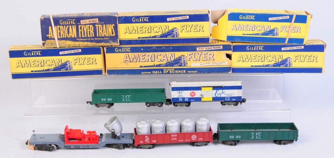 Lot of 5: American Flyer Rolling Stock.: Includes No.946 searchlight car complete and all original. Original box is missing one end. No.916 D&H gondola. Complete and all original. Excellent throughout. No.631 T&P complete and all original. O