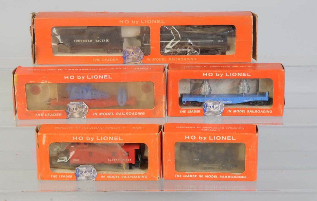 Lionel HO Assorted Trains.: Locomotive is complete like new in original box. Southern Pacific tender has one broken step. Otherwise nice and clean. Has a nice original box. Cellophane on front of box is torn. No.813 Mercury Caps