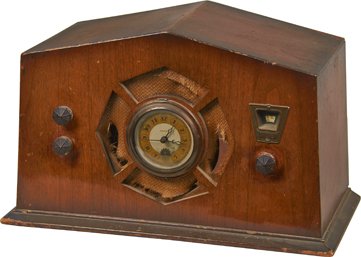 Cheney Wood Mantle Clock w/AM Radio.: Cheney Wood Mantle Clock w/AM Radio, 3 Dials, Metal Clock Face & Escutcheon 12” x 19.25” x 10”.