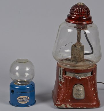 Lot Of 2 Countertop Gumball Machines.: Lot Of 2 Countertop Gumball Machines: 1 5 cent red hot nut vending machine w/ cracked globe w/ key & 1 Blue United Metal Products Inc. “Junior” bubble ball gum bank.