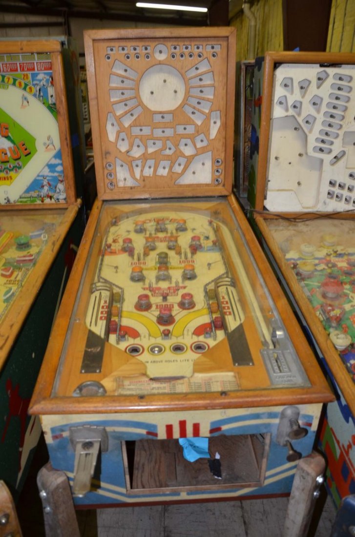 1939 Chicago Coin Topper.: Playfield: Very good. Backglass: n/a. Cabinet: Good. Functionality: Untested.