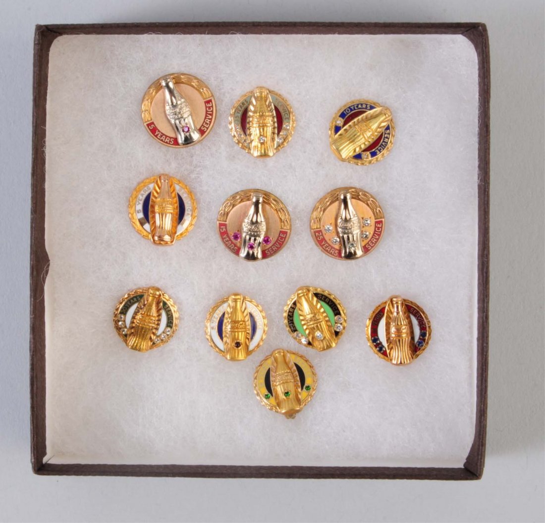 Lot of Coca-cola Service Pins: Great group composed of a 35, 30, 25, 25, 20, 15, 15, 10, and three 5s. Different forms and makers, with little wear! Condition (Near Mint).