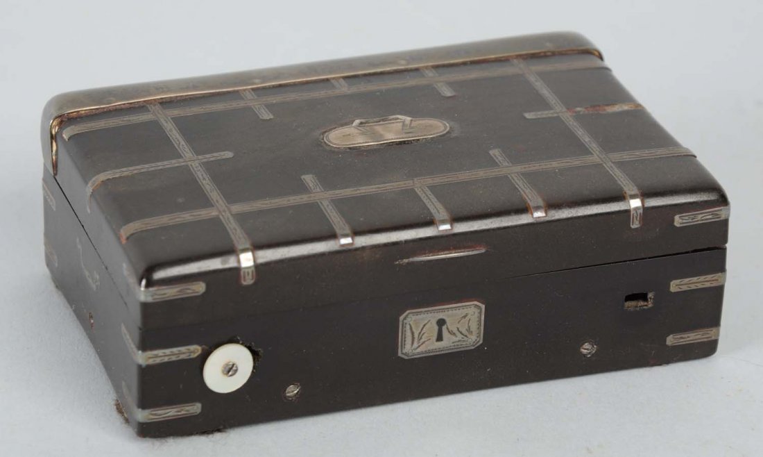 Sectional Comb Snuff Box Music Box.: Circa 1830. A quality sectional comb music box comprised of 17 sections of 4 teeth each. The movement is contained within a gutta percha case with silver banding and inlay. It retains the original hor