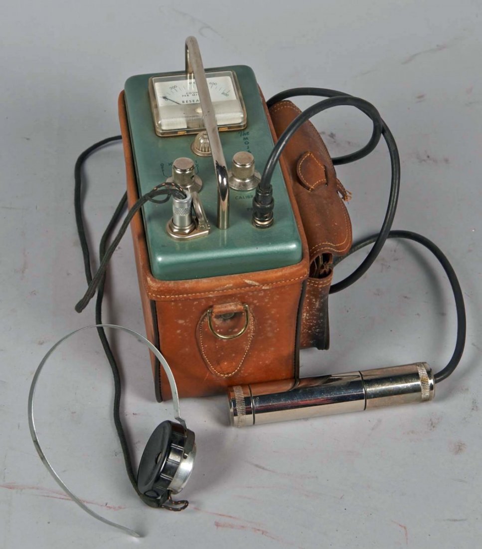 Vintage Research MFG. Co. "The Mojave" Geiger: Portable Geiger Counter in leather carrying case w/ instructional manual, Battery-op vacuum tube instrument designed to accurately measure Beta & Gamma radiation, Serial no. C5-43318, Not tested, Come
