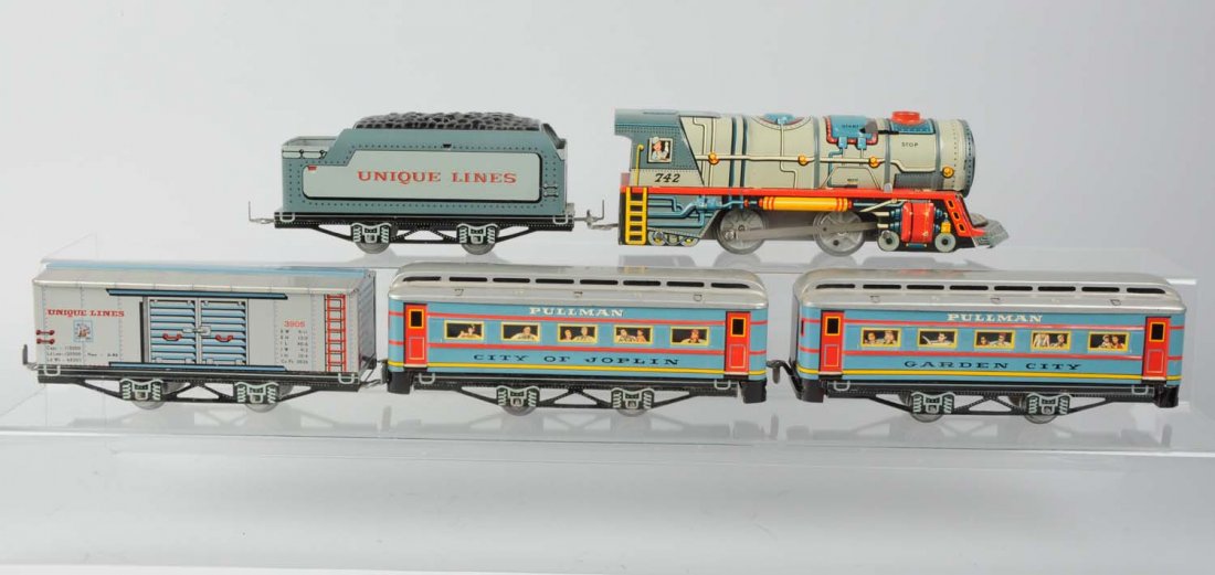 Unique Loco, Tender Two Passenger Cars and others: Lot includes: a 742 unique lines, wind - up steam loco has no key but is complete and all original. Lions tender, very clean and attractive also complete and original. Garden City pullman, complete an
