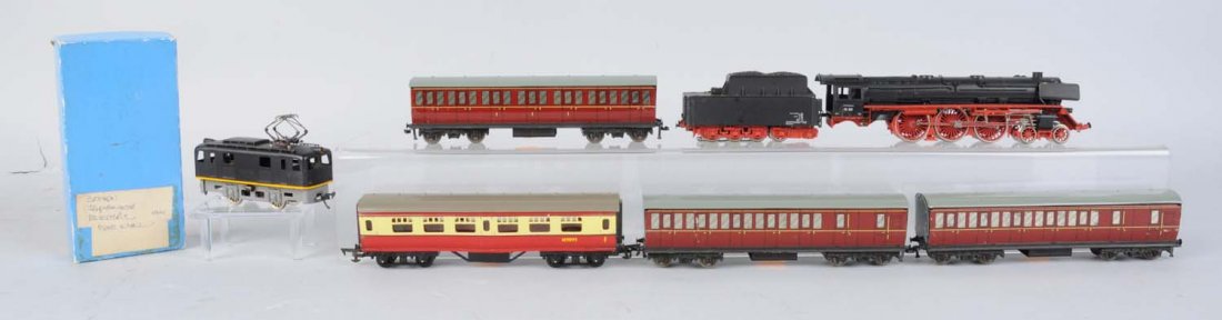 Hornby 4 - 6 - 4 Loco & Assorted Passenger Cars.: Hornby steam locomotive is missing the rear truck and front truck of the tender is broken, boiler in front is lose, fair condition. Three Hornby tin litho passenger cars, in excellent condition. One T