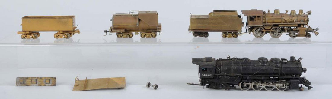 Two Brass Steam Locomotives & Three Tenders.: 2 - 8 - 4 United Berkshire locomotive, needs front truck, otherwise complete and in excellent condition. 4 - 4 - 0 steam locomotive, the front pilot is broken, otherwise complete and in good condition