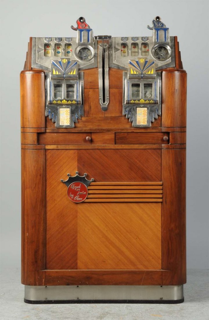 5 ¢ - 25 ¢ Pace Double Royal Comet Slot Machine: Nice older restoration of a solid original machine. Two lower rear wood doors of stand are not present. Includes key. Condition (Excellent). Size 58 - 1/2" x 32 - 1/2" x 16"