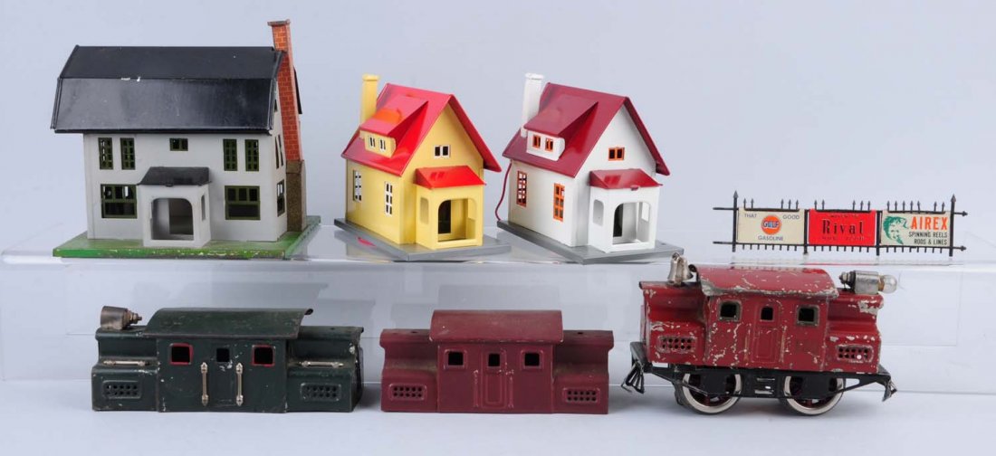 Lionel 150 Loco & 3 Restored Structures Plus.: 150 O gauge locomotive strap headlight, brown in color, and hook couplers have been replaced, otherwise all original with scratched and worn paint. One repainted 150 shell. One original 152 shell with