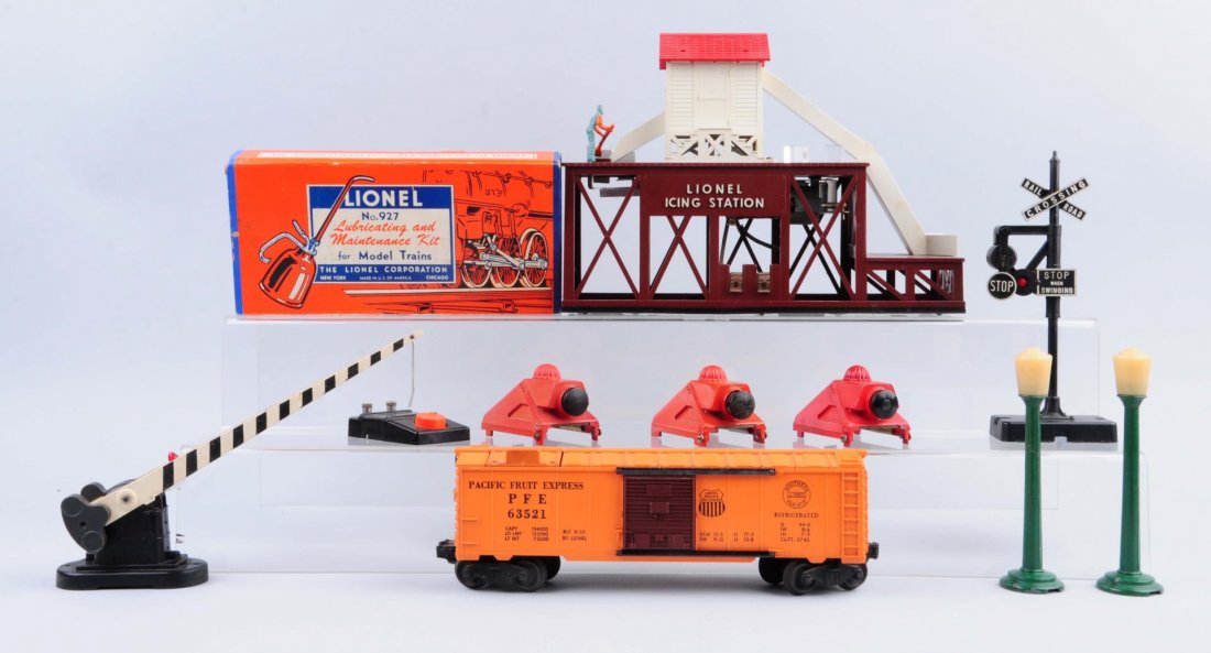 Lionel 352 Ice House & Assorted Accessories.: Lot consists of 3 stations that are complete and original with scratches and paint chips throughout. Comes with Ice car that is all original. No 260 bumpers all are in excellent condition. 140 banjo s